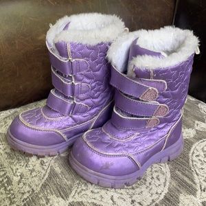Toddler girl size 9 snow boots. Children’s Place.